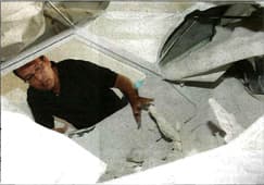 Johnny Vaulbert travaille au montage de son ULM dans son garage.