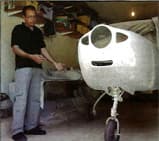 Johnny Vaulbert travaille au montage de son ULM.